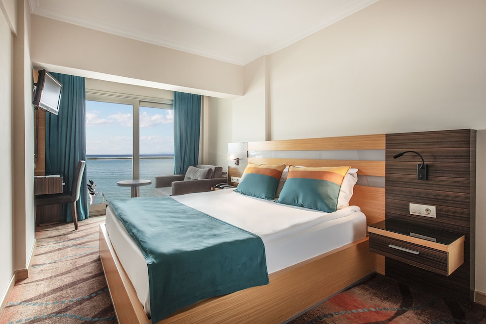 STANDARD, SEA VIEW