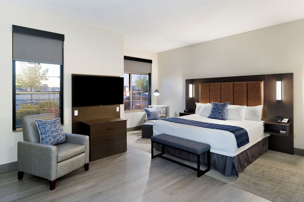 Junior Suite, King Bed, Accessible
