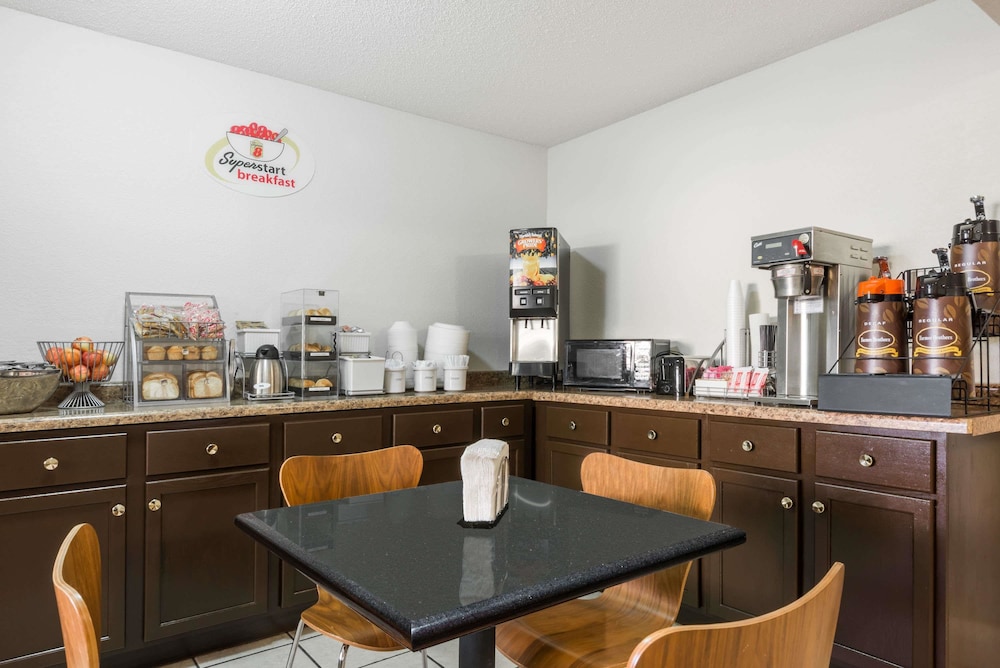 Super 8 by Wyndham Columbus IN 30/33