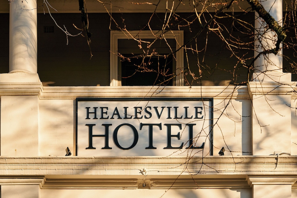 HEALESVILLE HOTEL 31/50