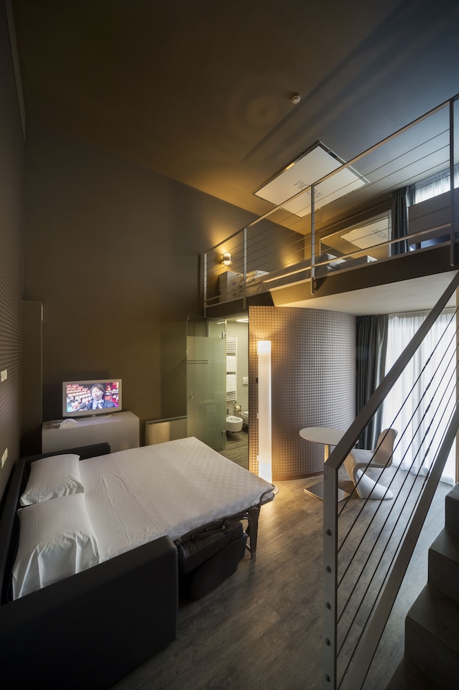 MO.OM HOTEL 28/71