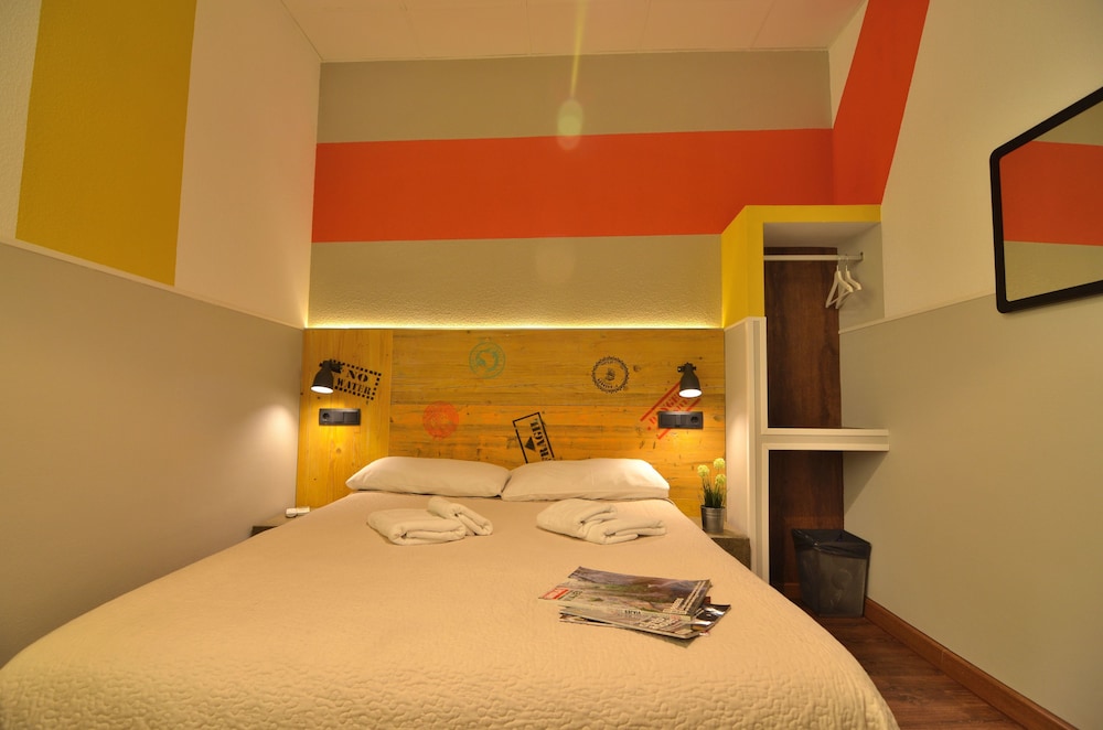 ROOM, DOUBLE BED, SHARED BATHROOM