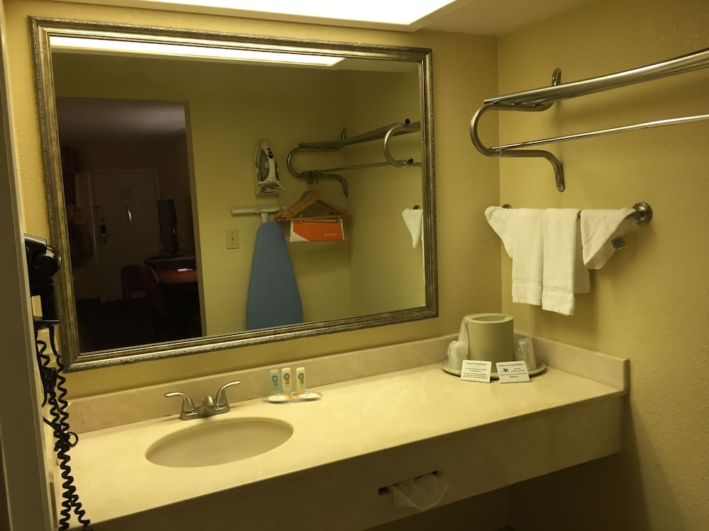 Econo Lodge Inn and Suites Eagle Pass, TX 18/37