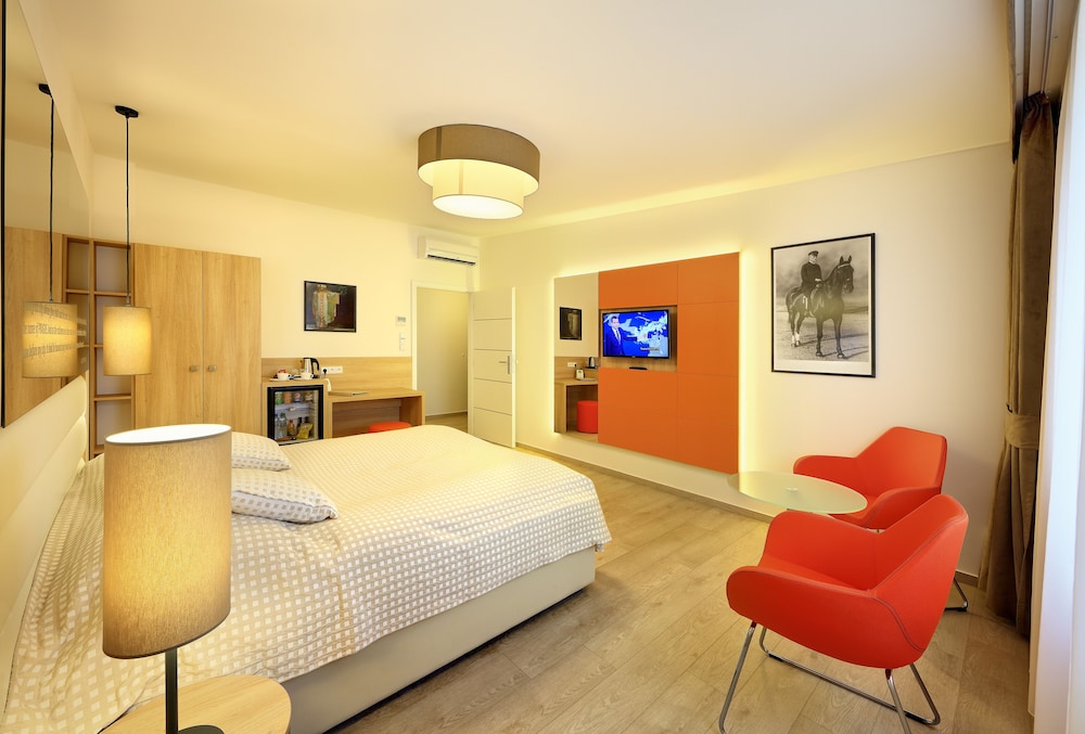 2 BEDROOMS, SUITE, CITY VIEW