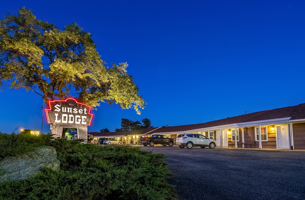 Sunset Lodge Escanaba 2/32