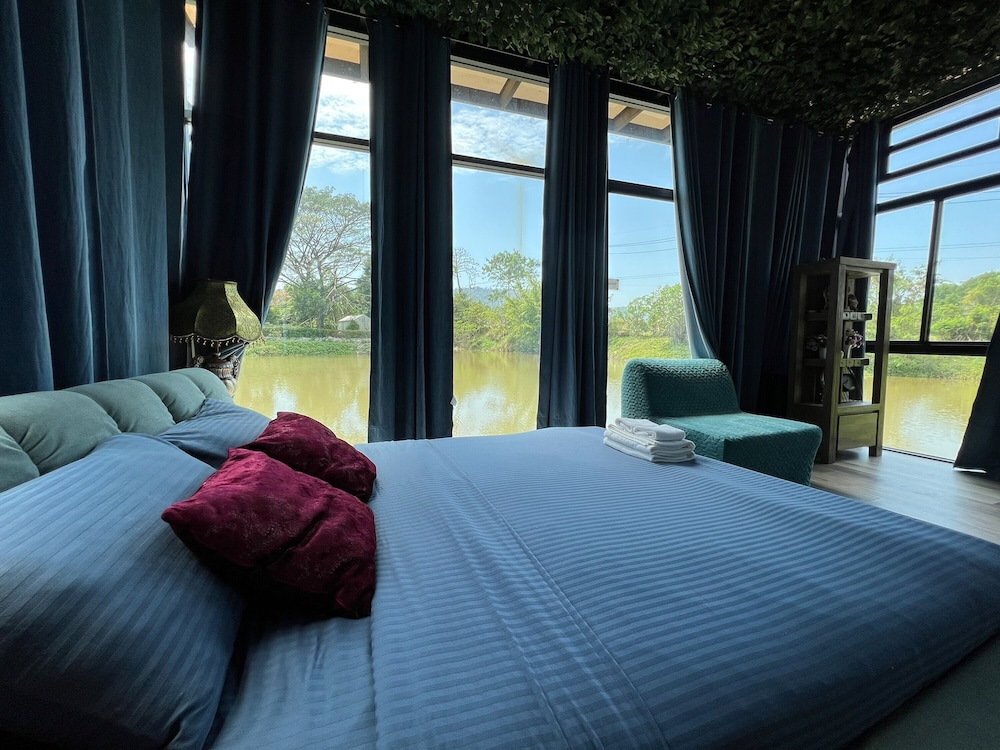 House, King Bed
