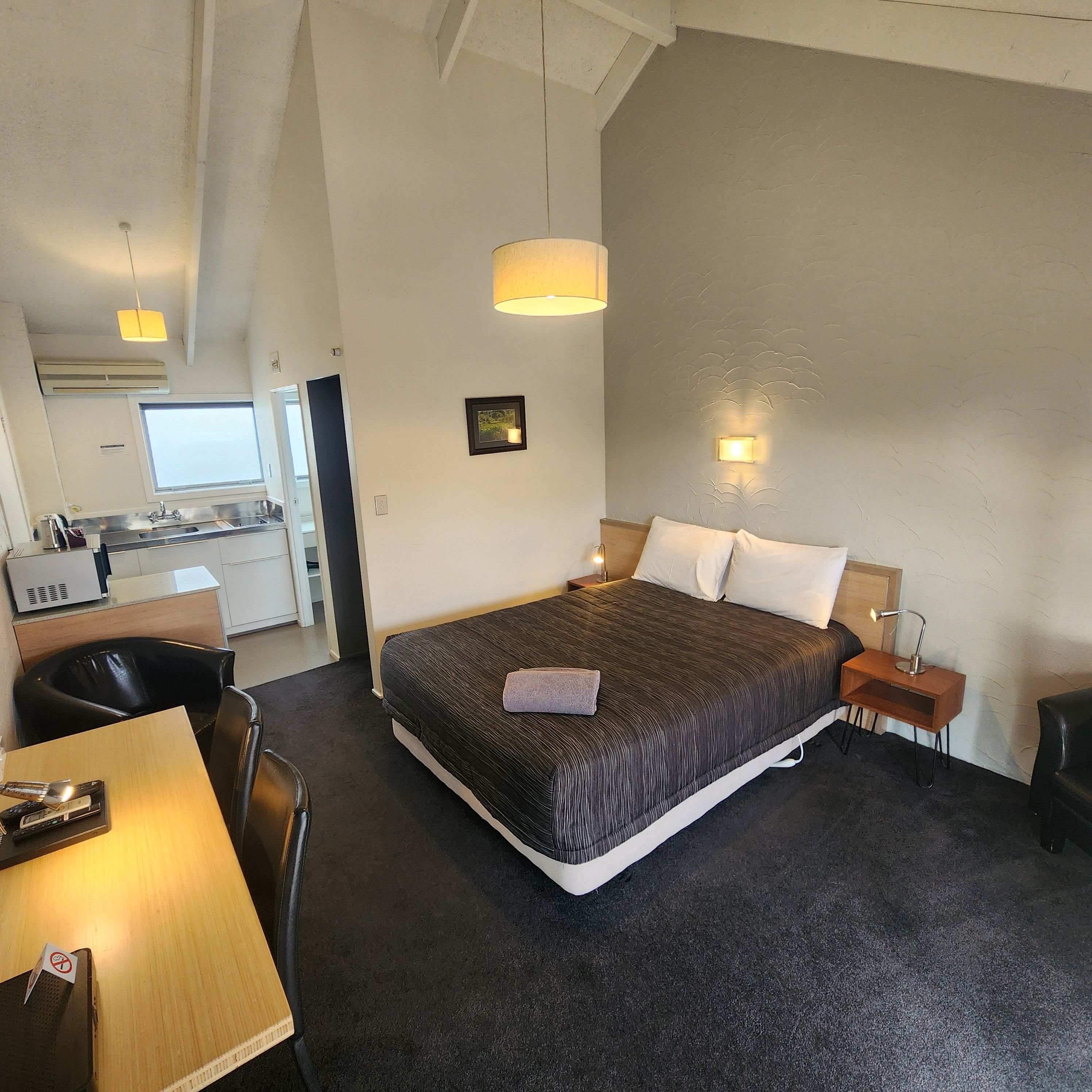 STUDIO, QUEEN BED