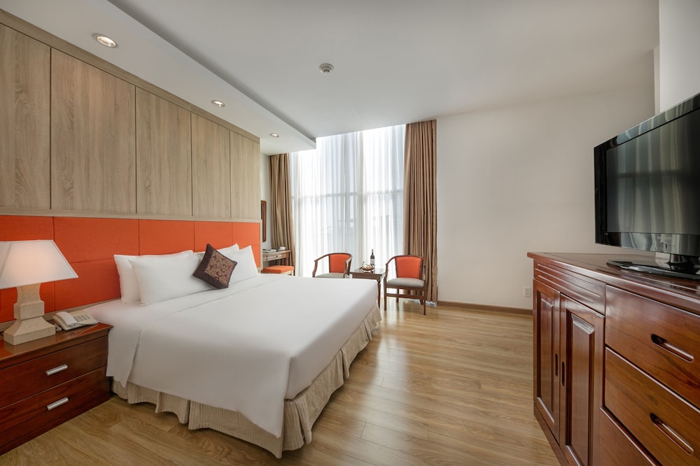 DELUXE, KING BED, CITY VIEW, BATHTUB