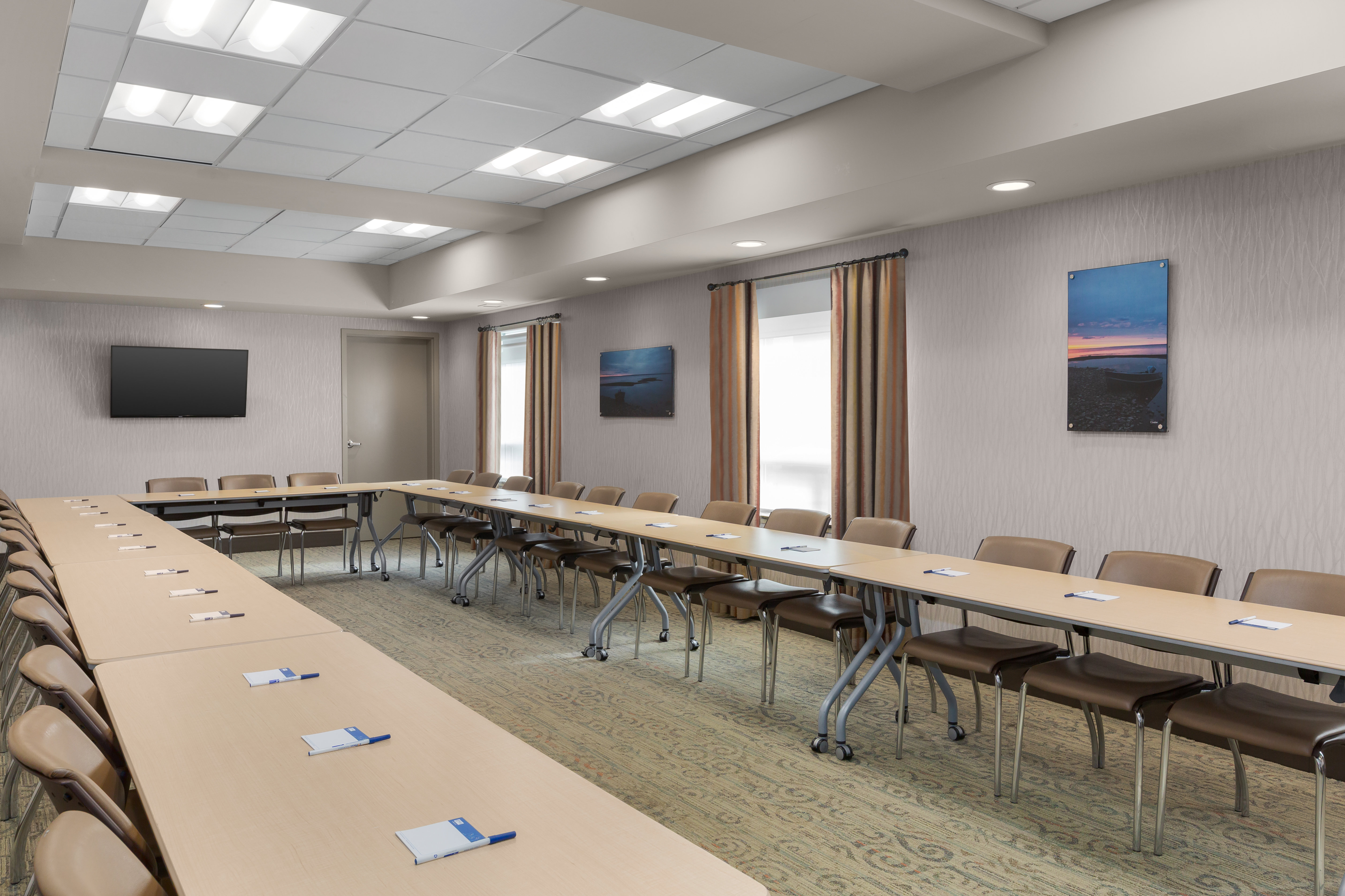 Holiday Inn Express Suites Cold Lake 63/73
