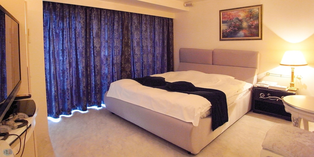 غرفة قياسية بسرير كوين، V Hotel - Adults Only 5/10