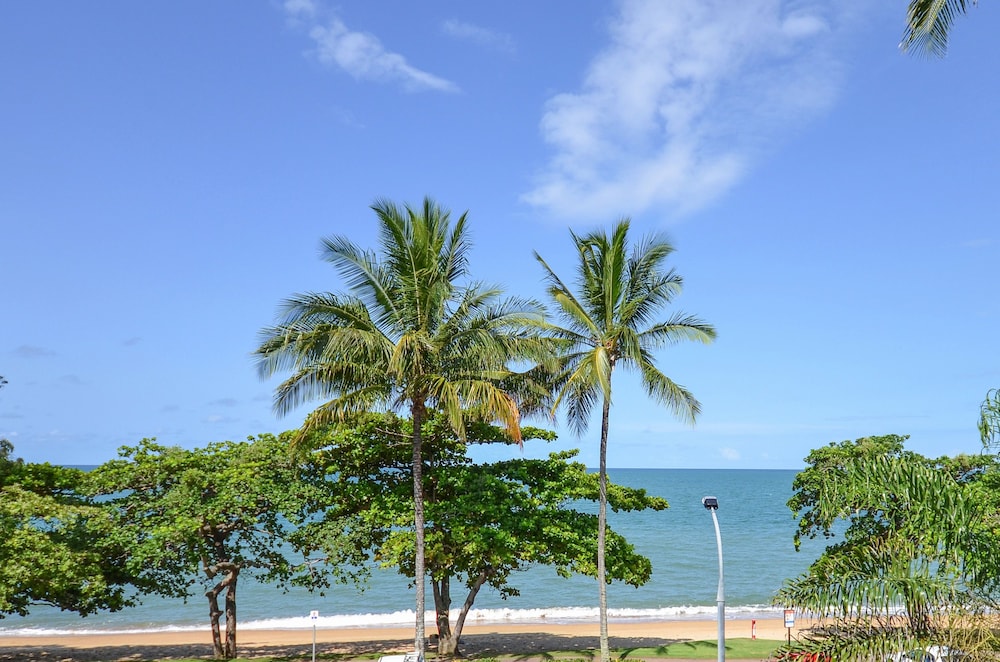 Beachfront Apartments On Trinity Beach 36/50