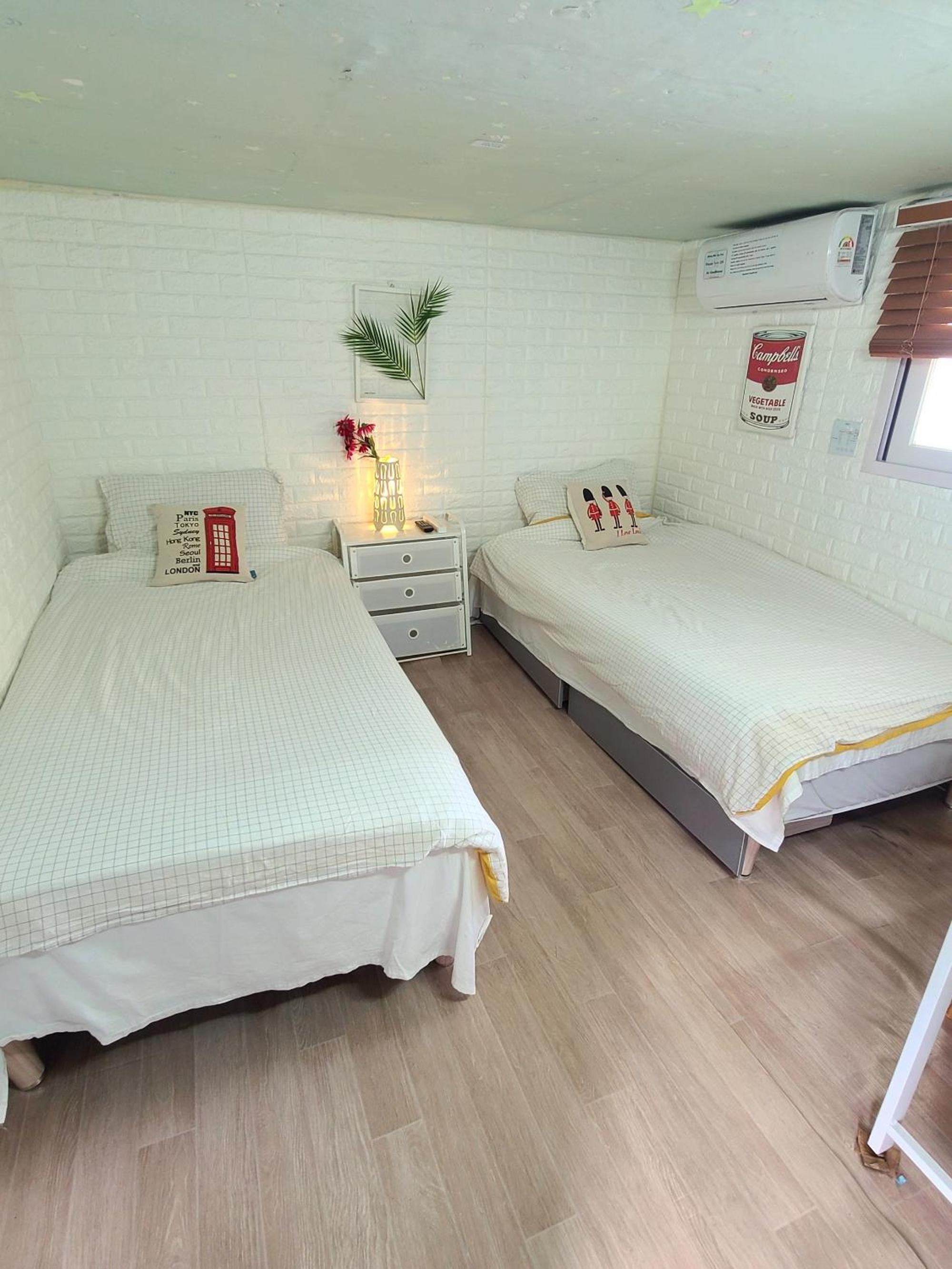 غرفة قياسية بسريرين منفصلين بحمام مشترك، Apple Tree Guest house 2/3