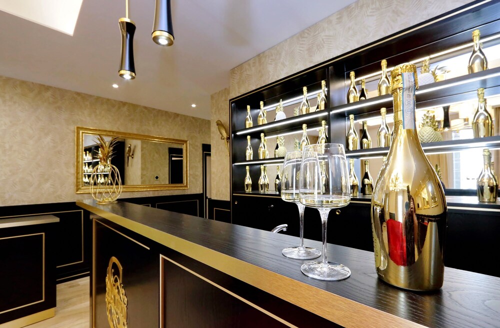 Spanish Diamond Luxury Suites & Jacuzzi 6/39