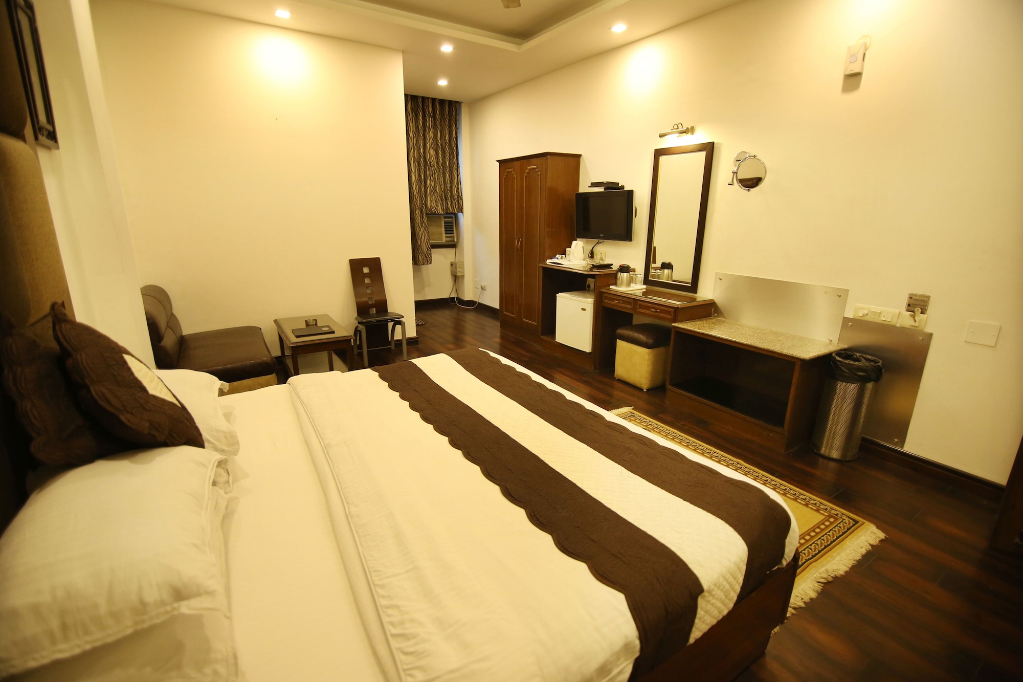 SUPERIOR, QUEEN BED