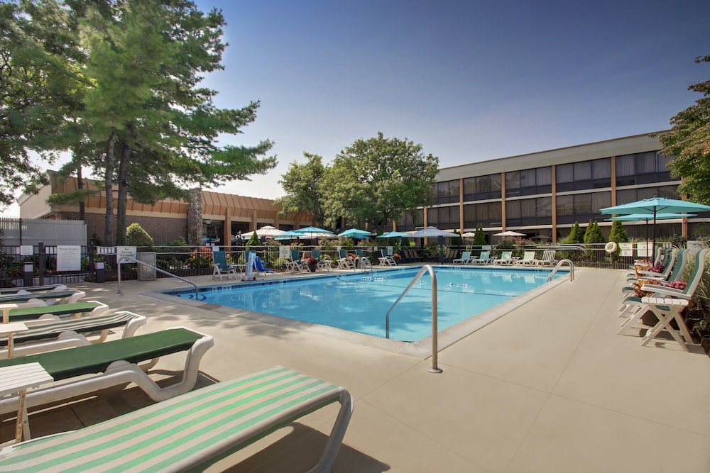 Holiday Inn Westbury-Long Island 62/64