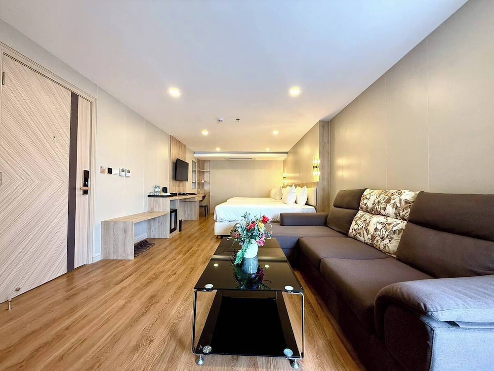 Golden Jomtien Beach Hotel 81/100