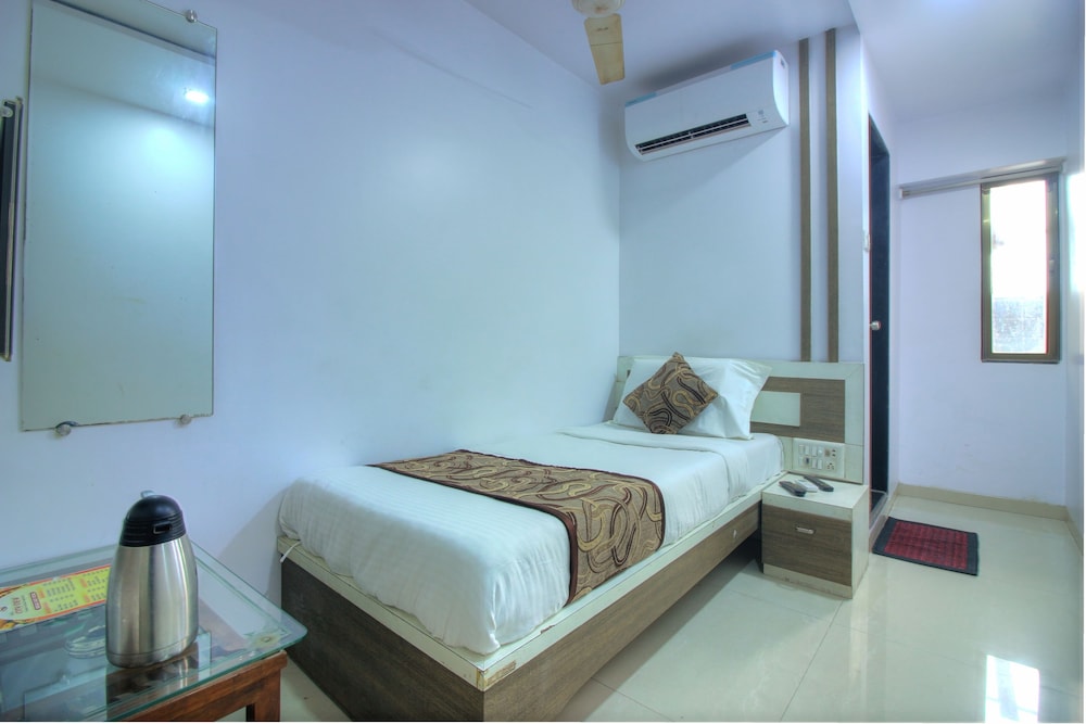 ROOM, SINGLE