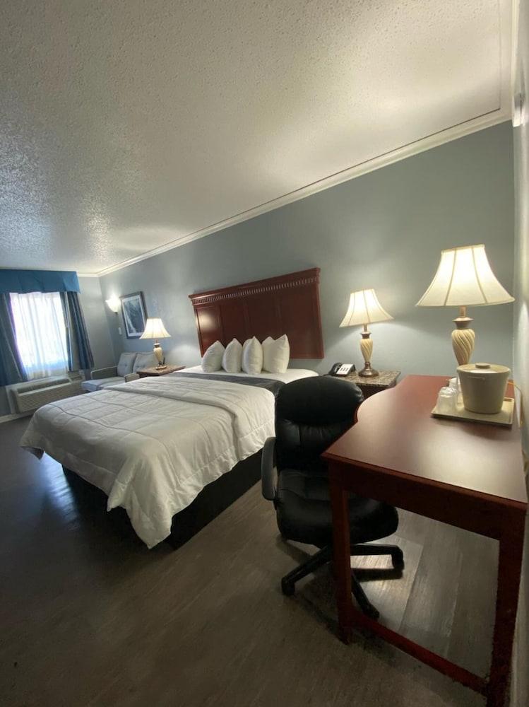Antioch Quarters Inn and Suites 18/54