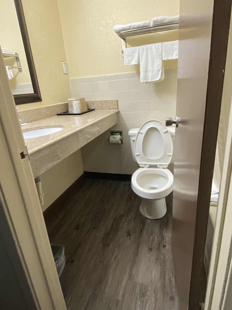 Relax Inn Channelview 20/39