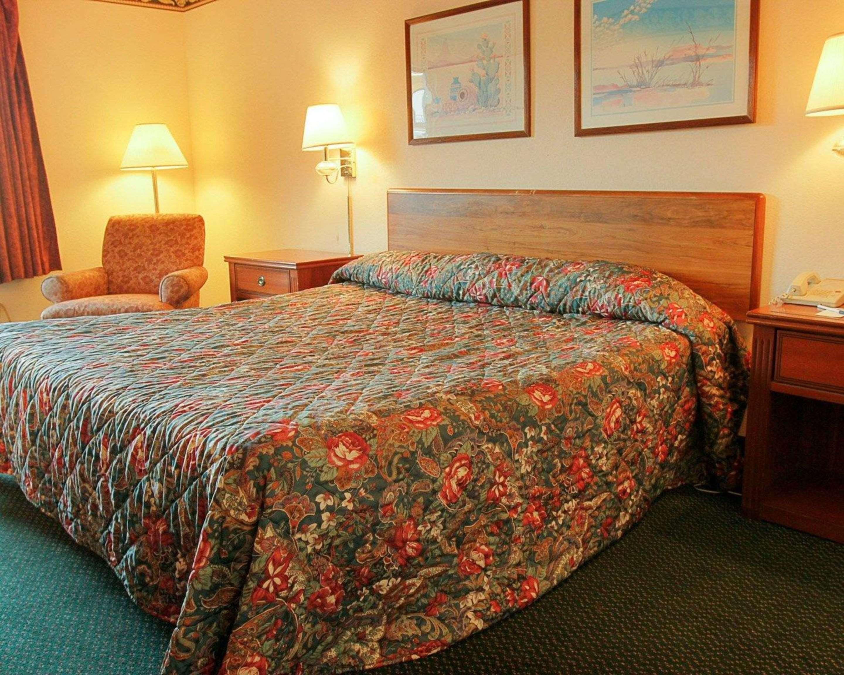 1 King Bed - Non-Smoking, Micfridge