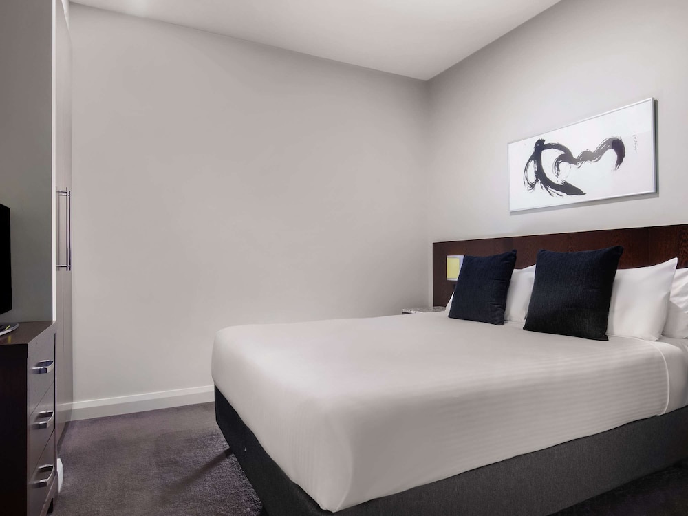 1 BEDROOM, SUITE