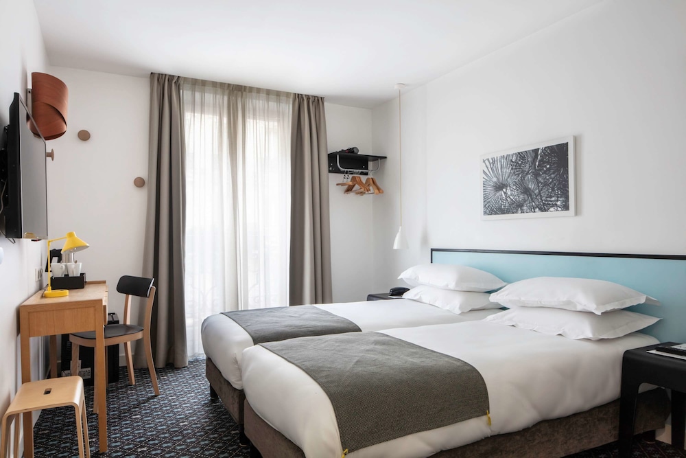 ROOM, TWIN BEDS