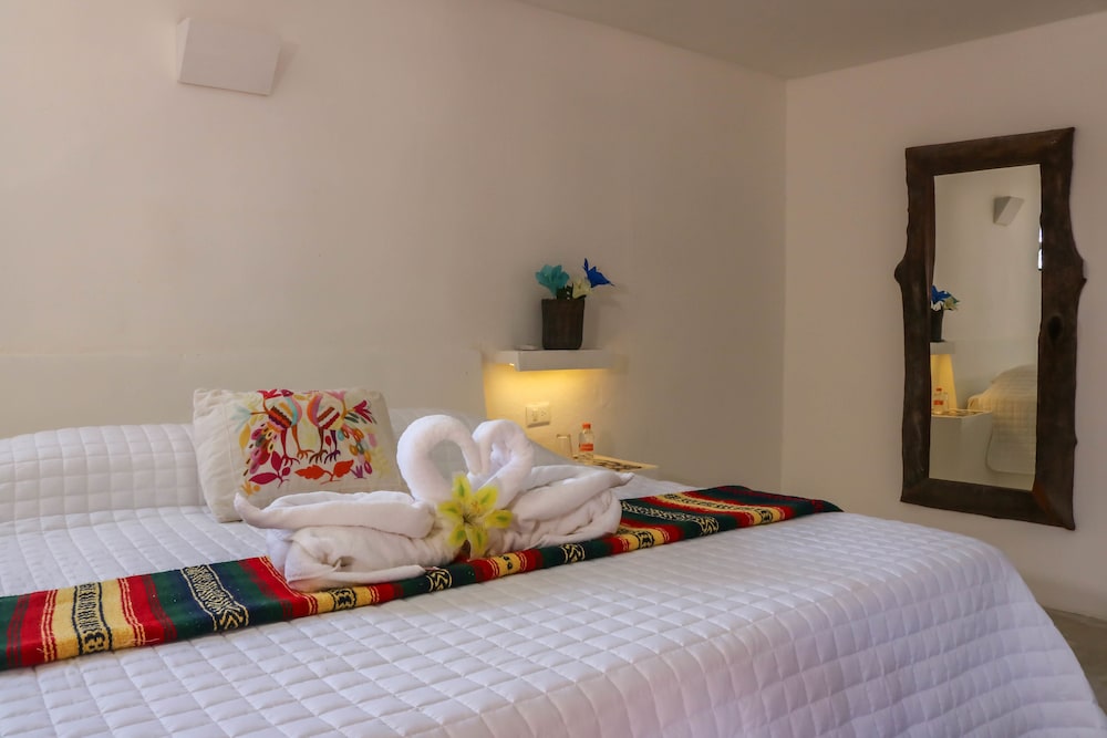 SUITE, KING BED, GARDEN VIEW