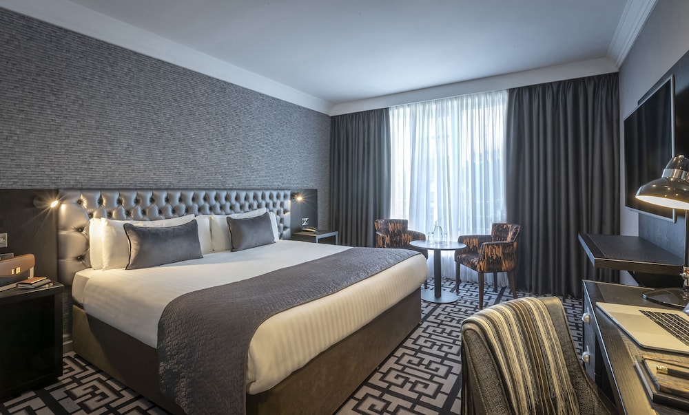 DELUXE, DOUBLE OR TWIN BED