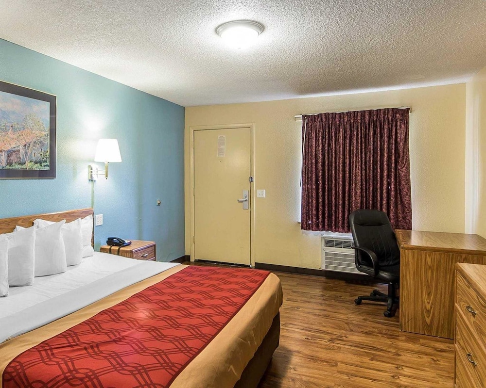 Econo Lodge Pryor 22/58