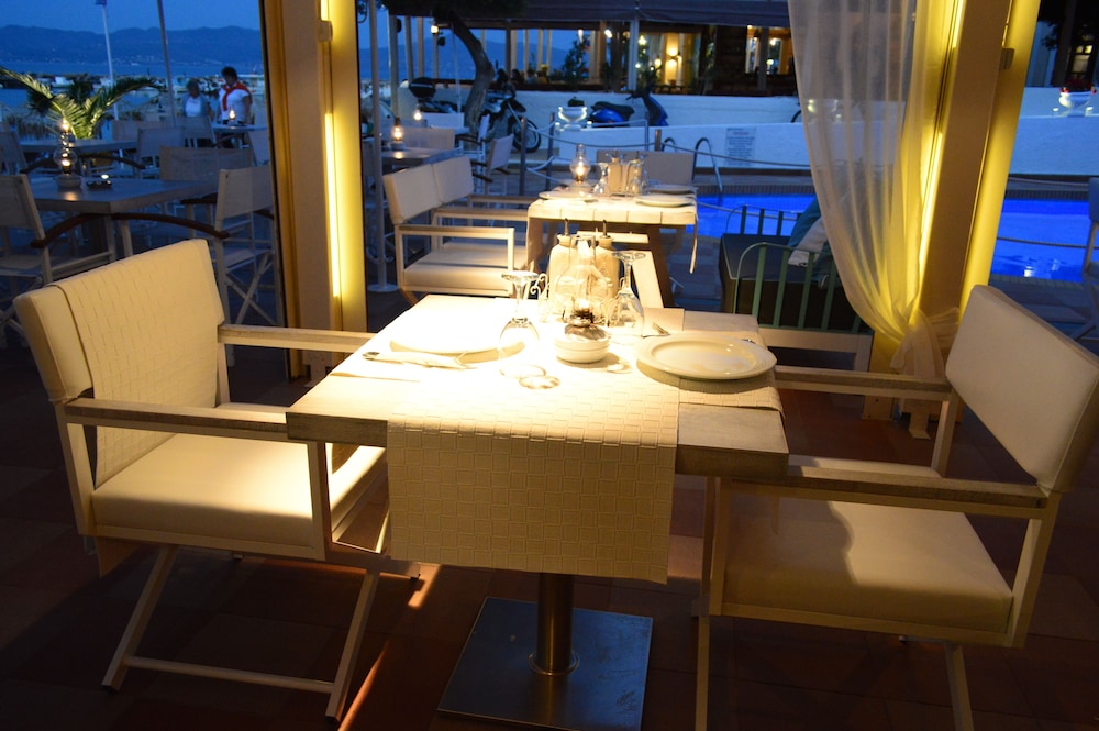 Oasis Beach Hotel Spa 60/76