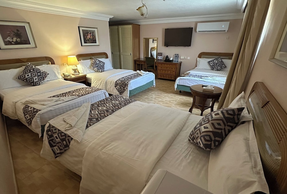 ROOM, QUADRUPLE