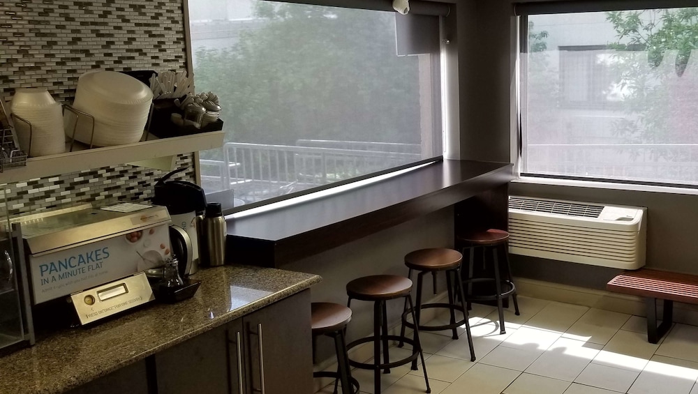 Airport Waterfront Inn 7/59