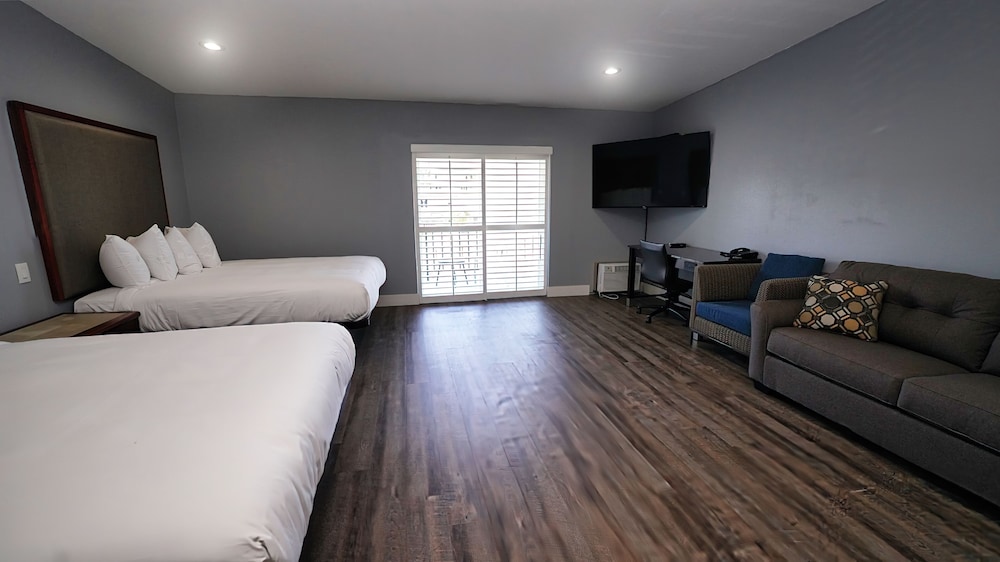 غرفة بسريرين كوين بشرفة مع أريكة، Seaside Inn & Suites 3/8