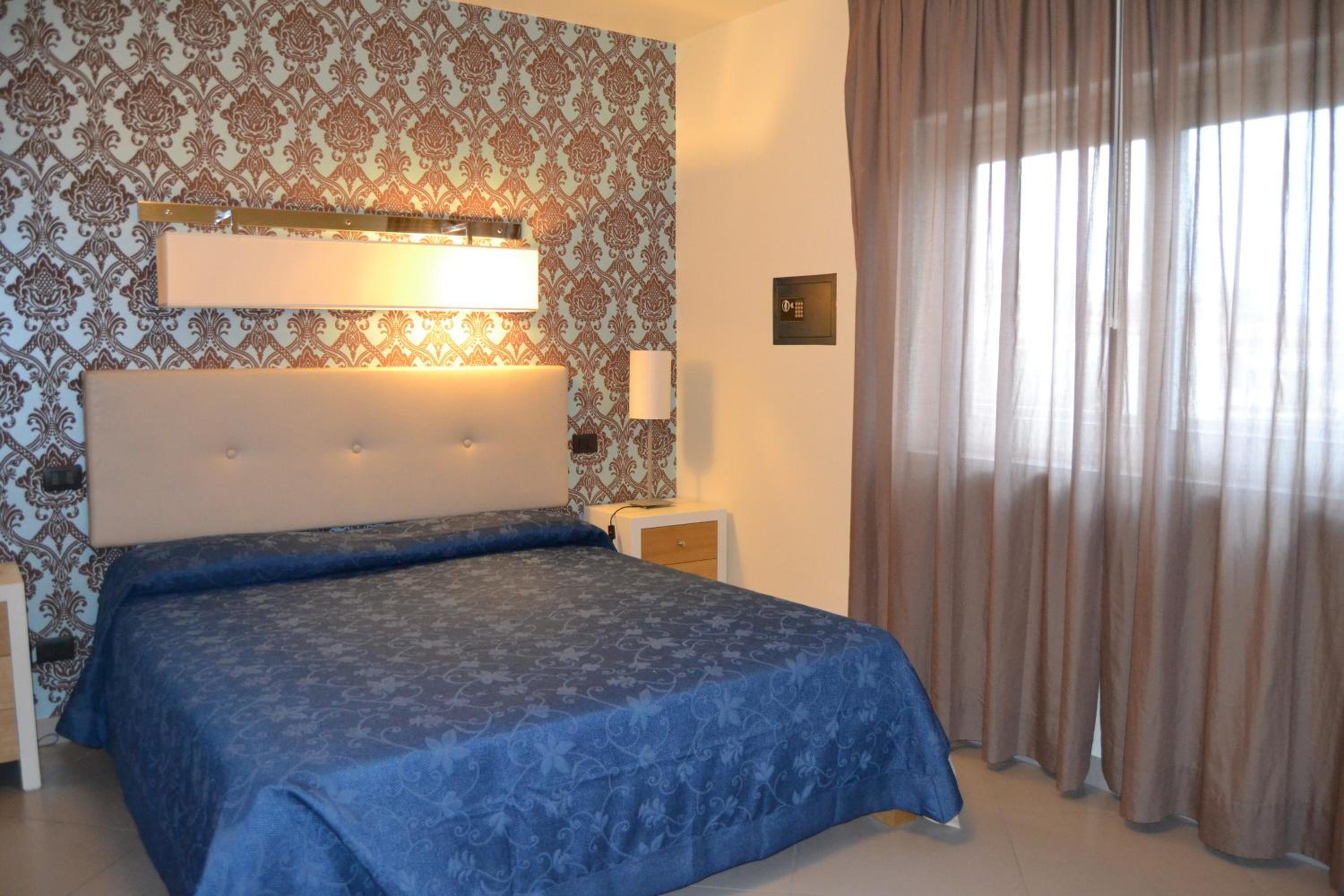 ROOM, DOUBLE OR TWIN BED