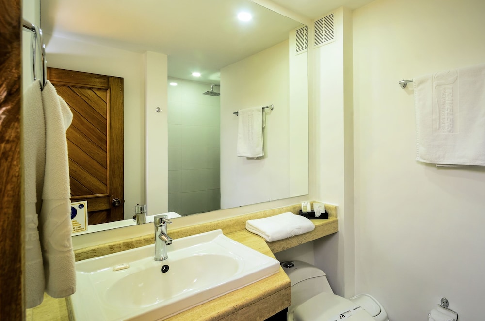 Travelers Apartamentos Y Suites Fontana Plaza 14/47