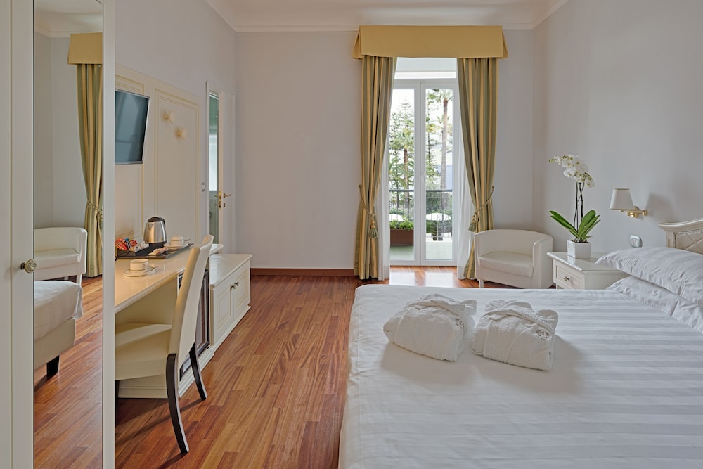 Hotel Paradiso 33/78