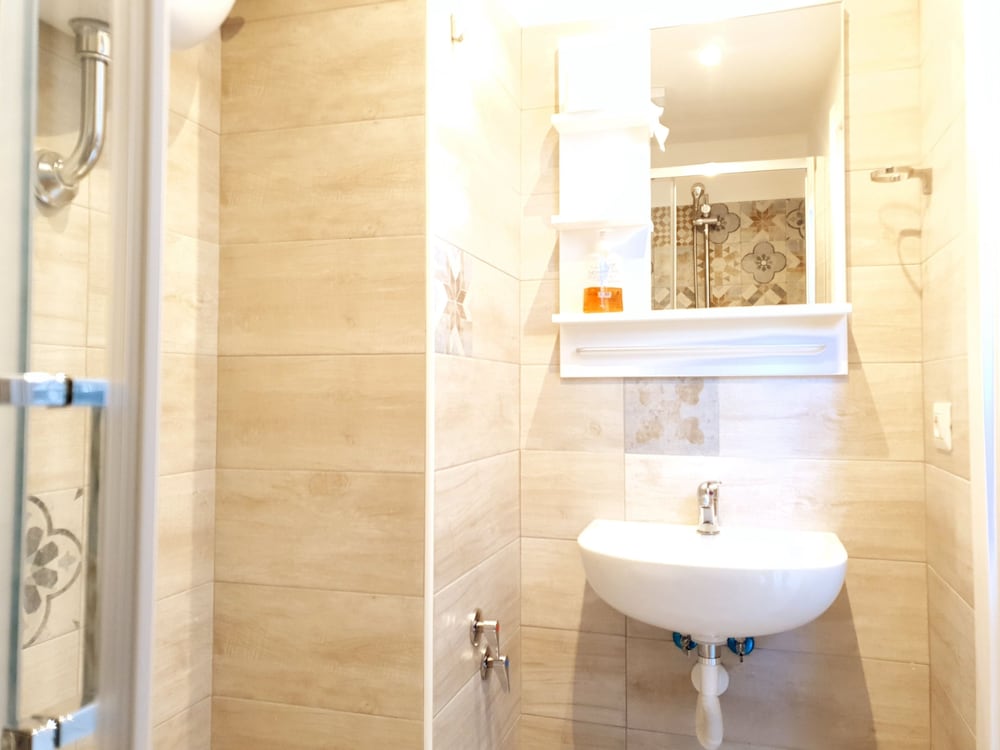MIXED DORM, PRIVATE BATHROOM