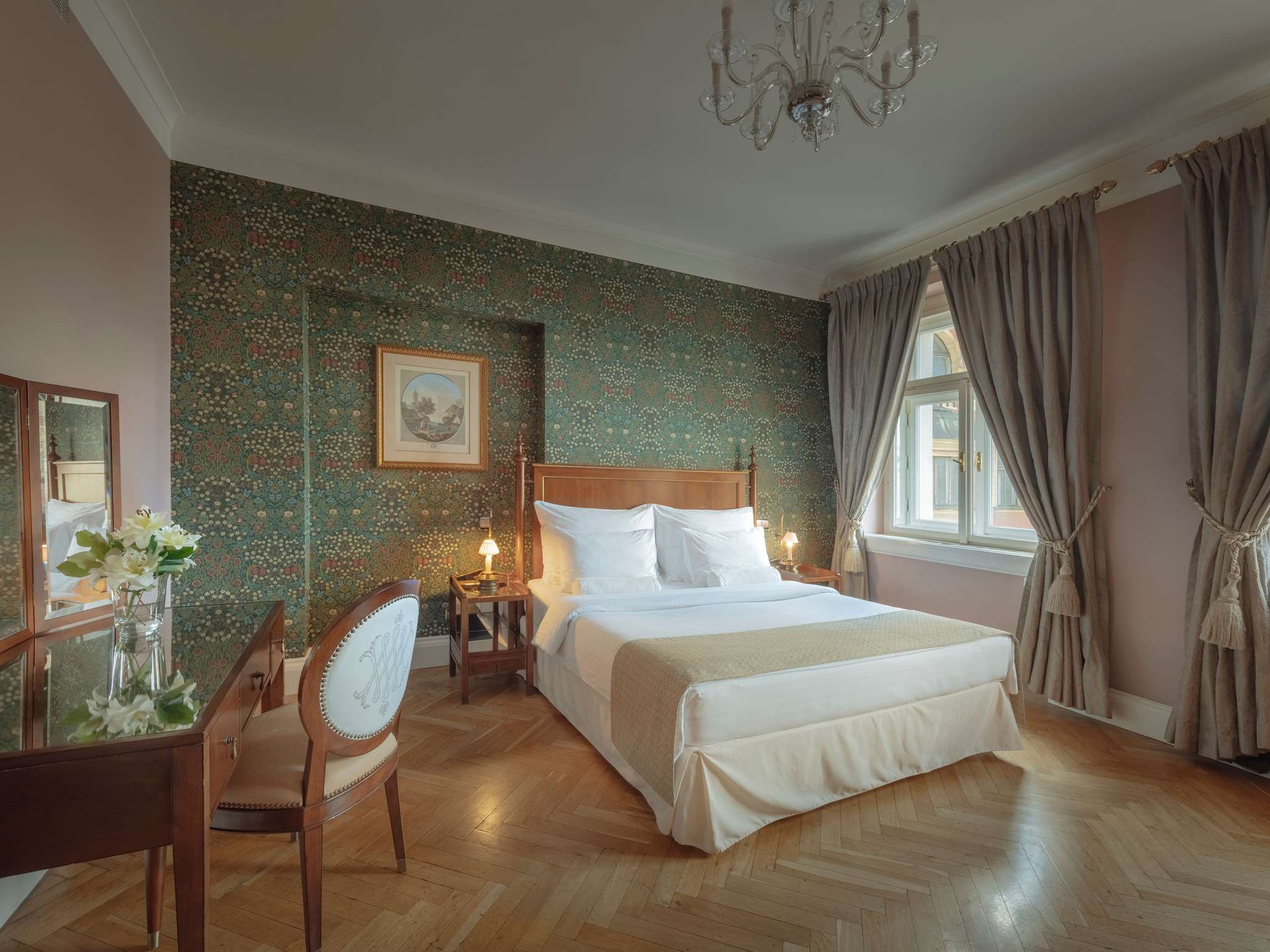 Deluxe, King Bed, River and Castle View, Castle View