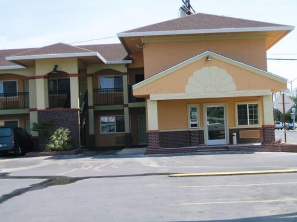Americas Deluxe Inn 1/32