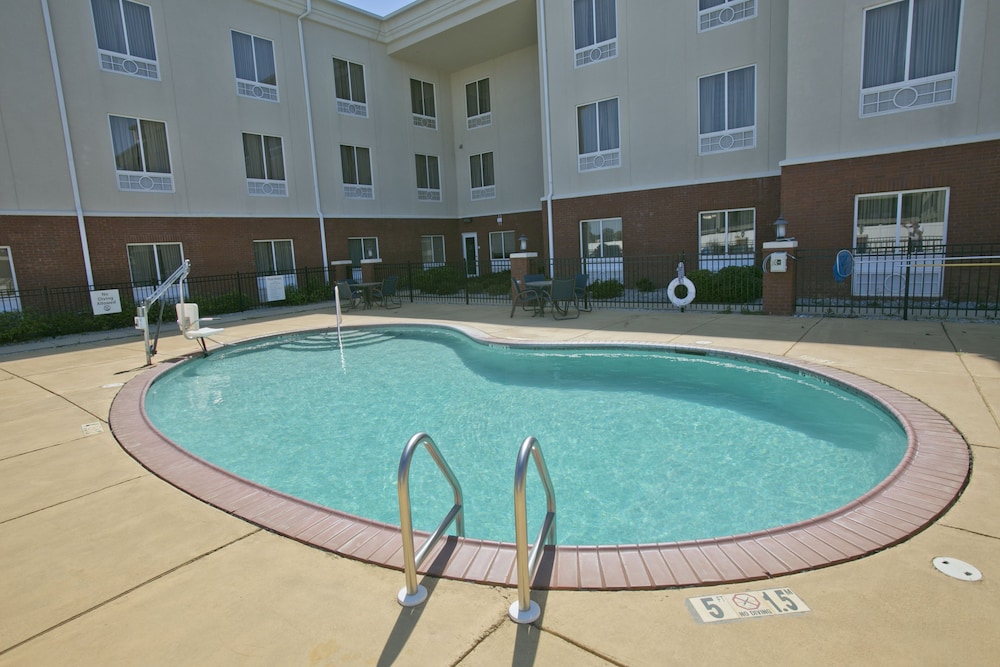 Holiday Inn Express Hotel And Suites Brookhaven 5/44