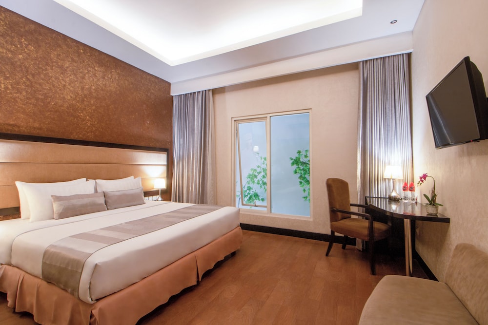 DELUXE, SUITE, BATHTUB