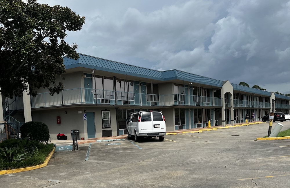 Discovery Inn Lafayette Airport I-10 27/35