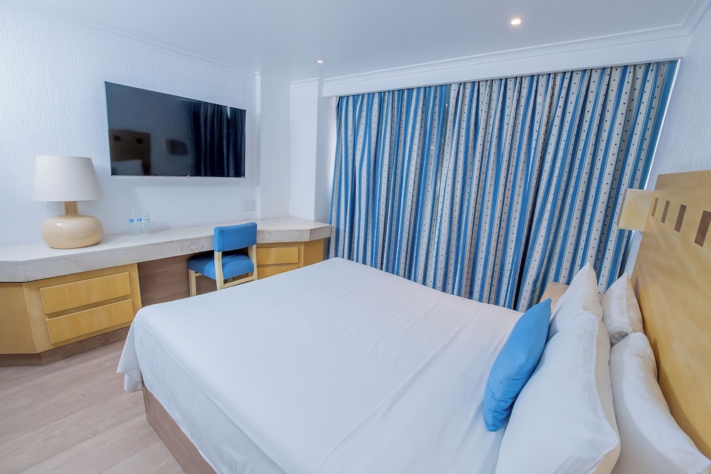 STANDARD, QUEEN BED