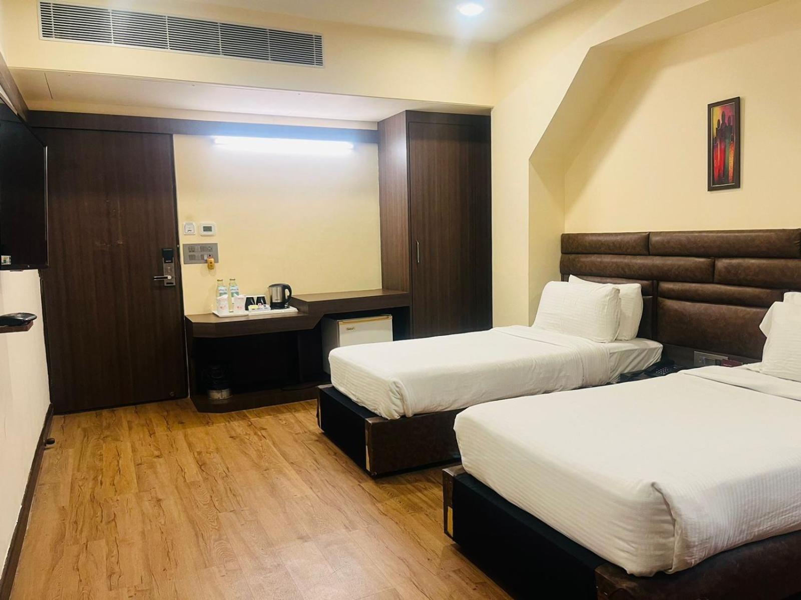 Oyo Premium Paltan Bazar 27/49