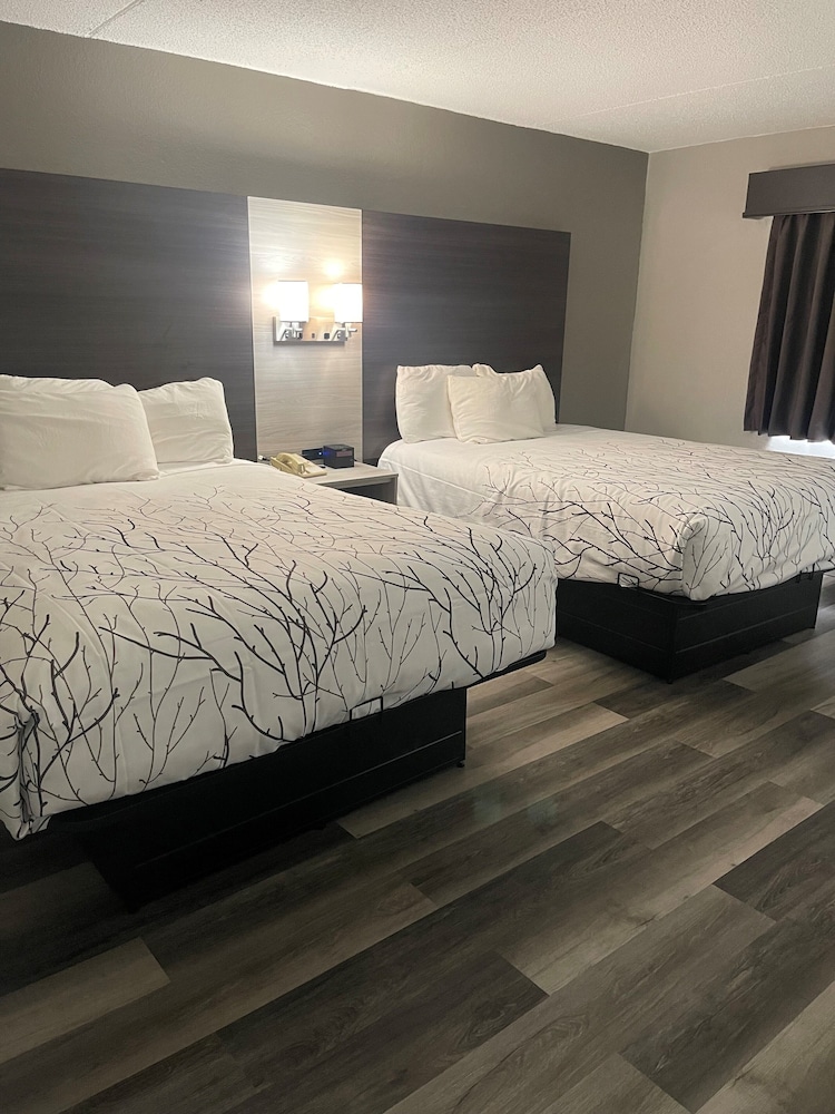 HomeTown Inn and Suites Belle Plaine 33/65