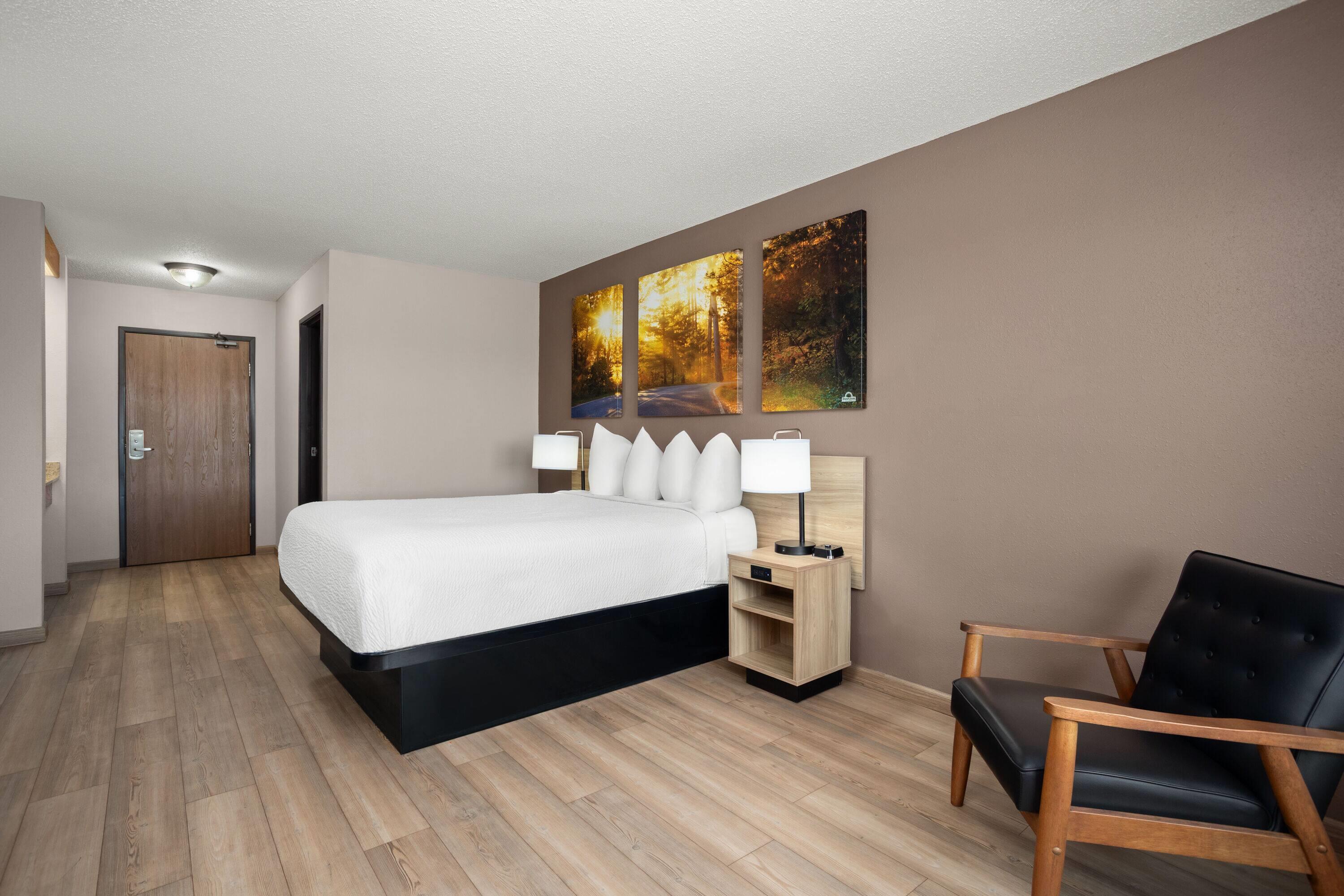 غرفة بسرير كوين