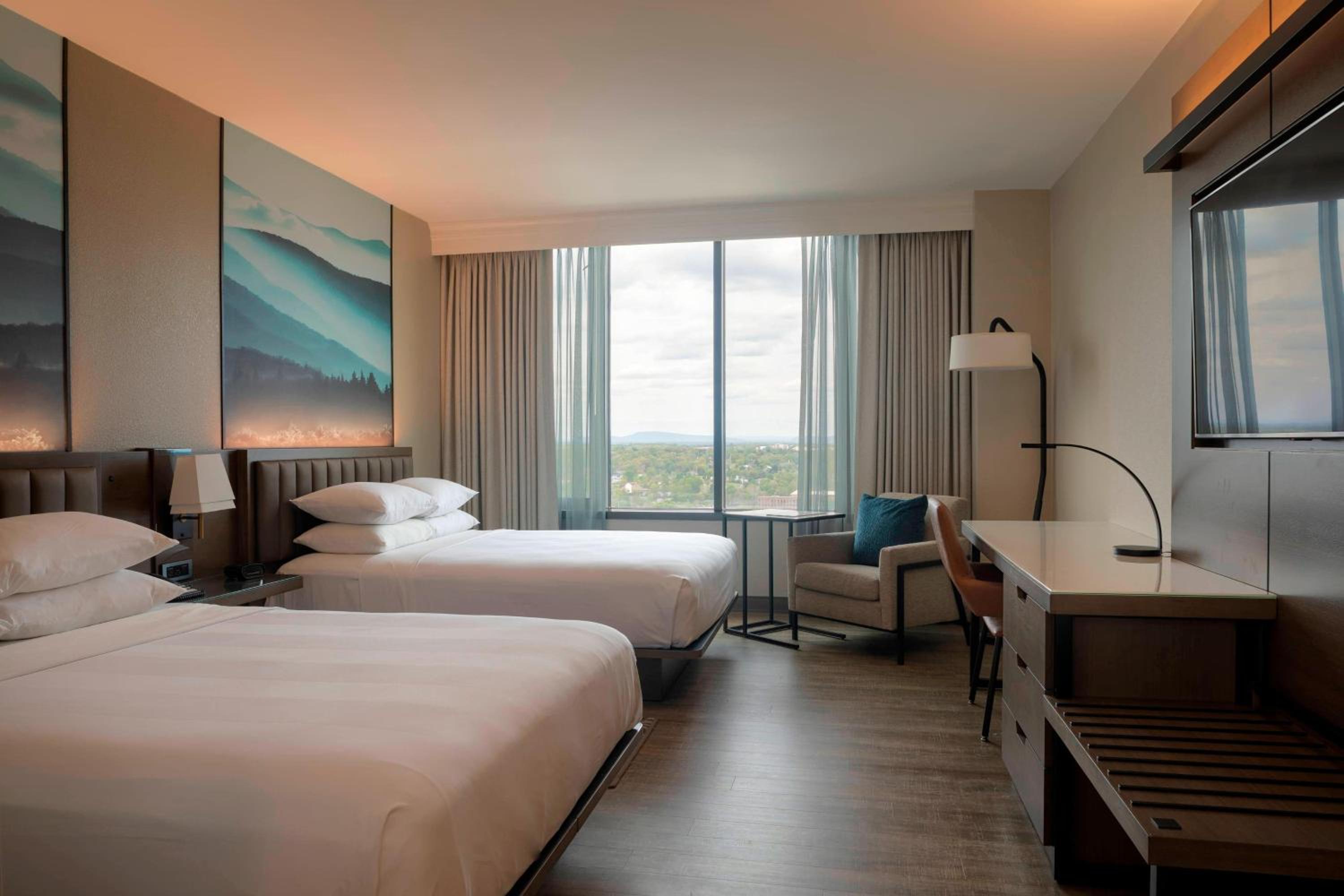 Renovated, 2 Queen Beds, Lounge Access