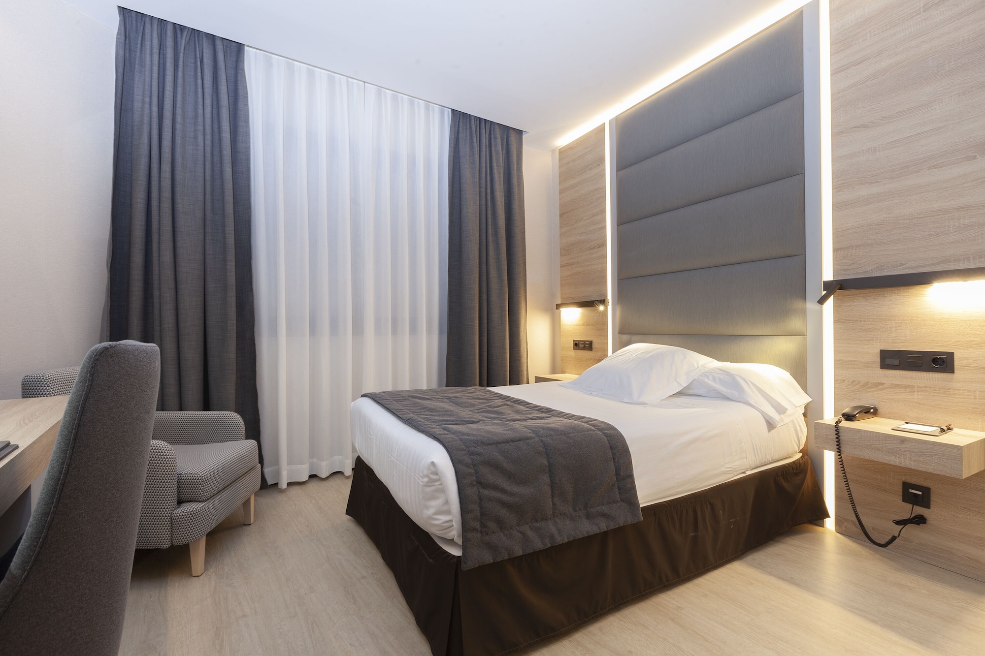 ROOM, SINGLE