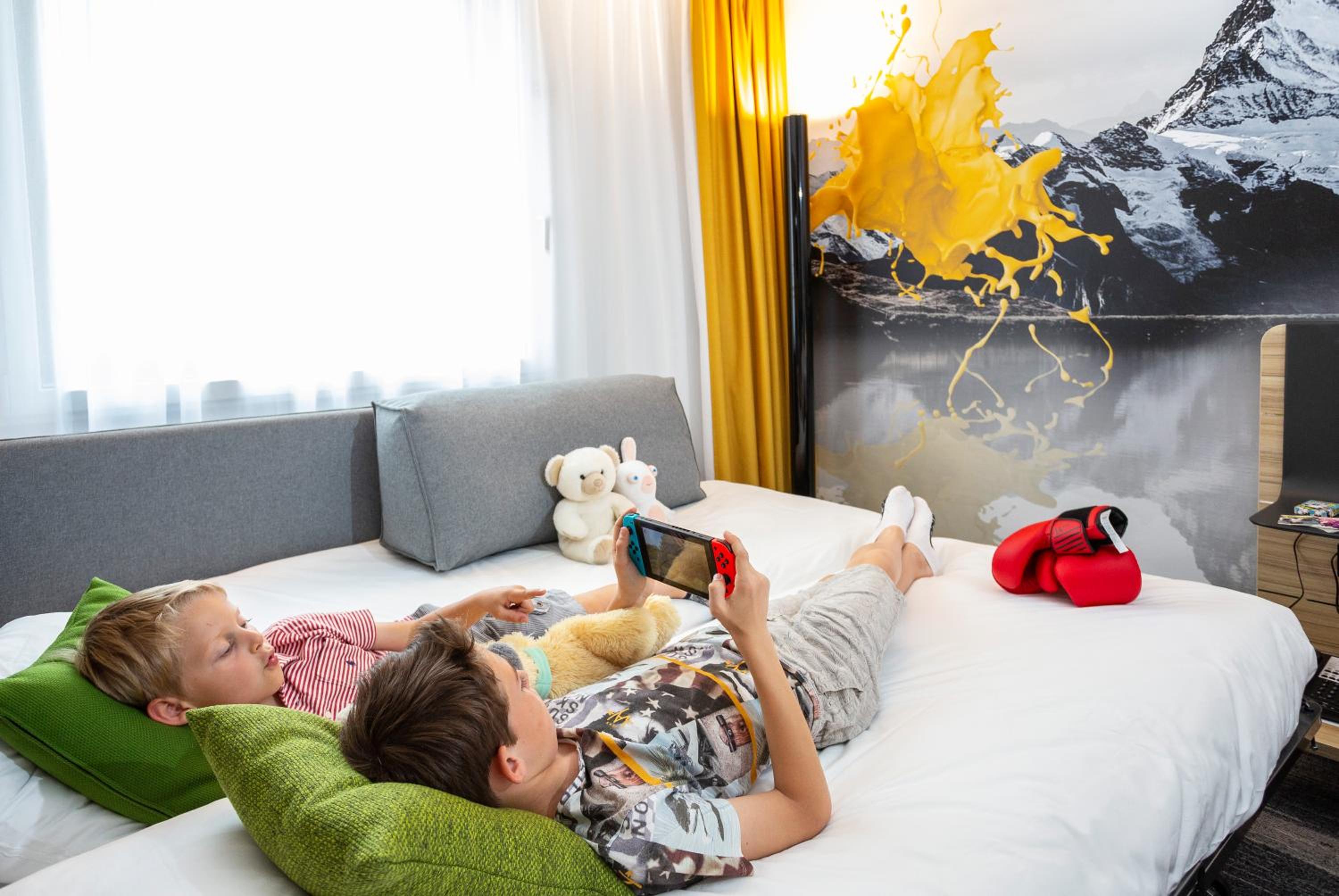 غرفة سوبيريور بسرير كوين مع أريكة، Novotel Annecy Centre 2/4