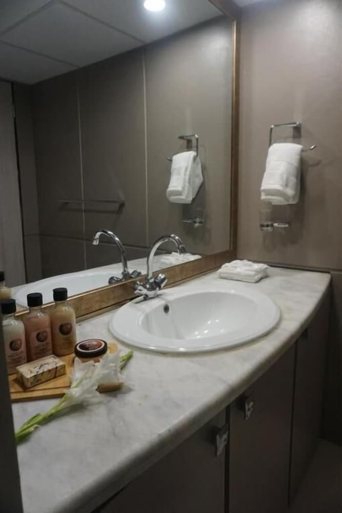 Airport Hotel 56/59